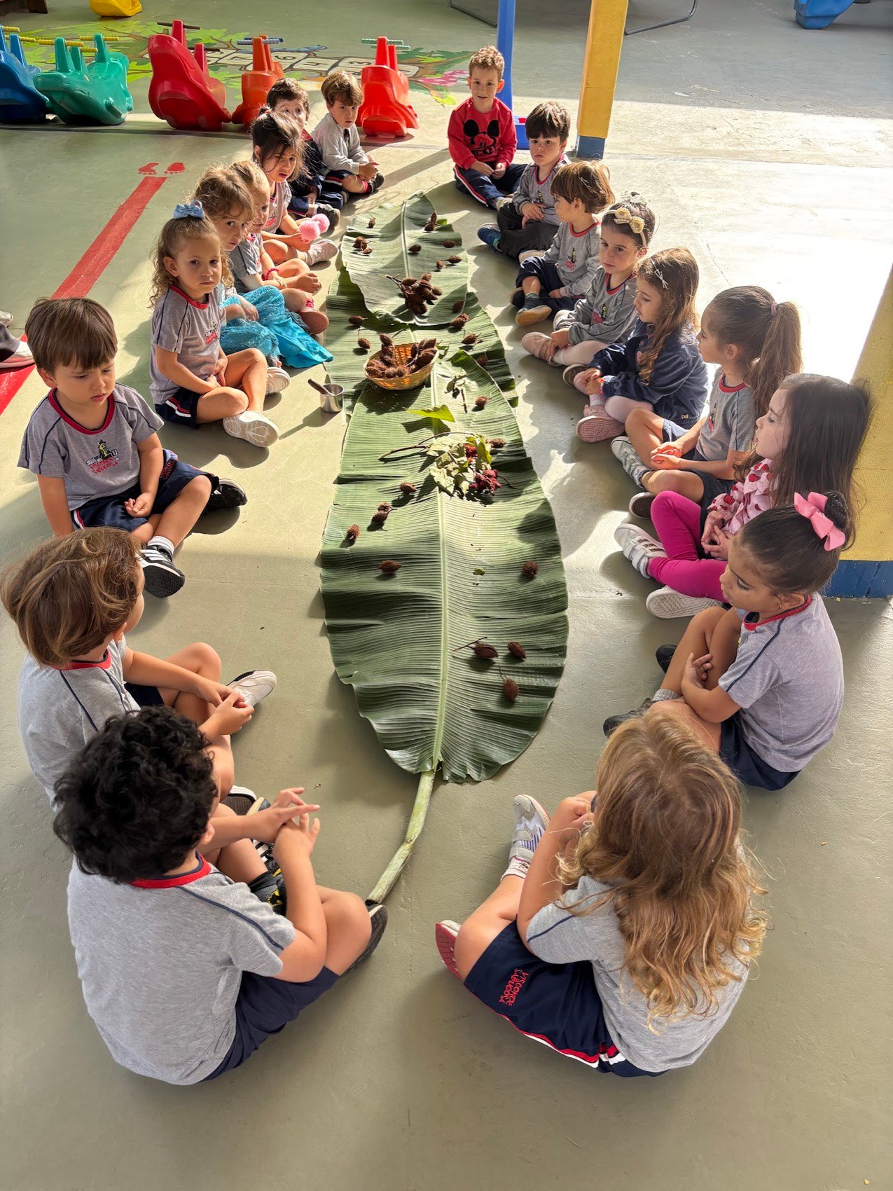 Crianças brincando no pátio da Escola Infantil Visconde de Sabugosa