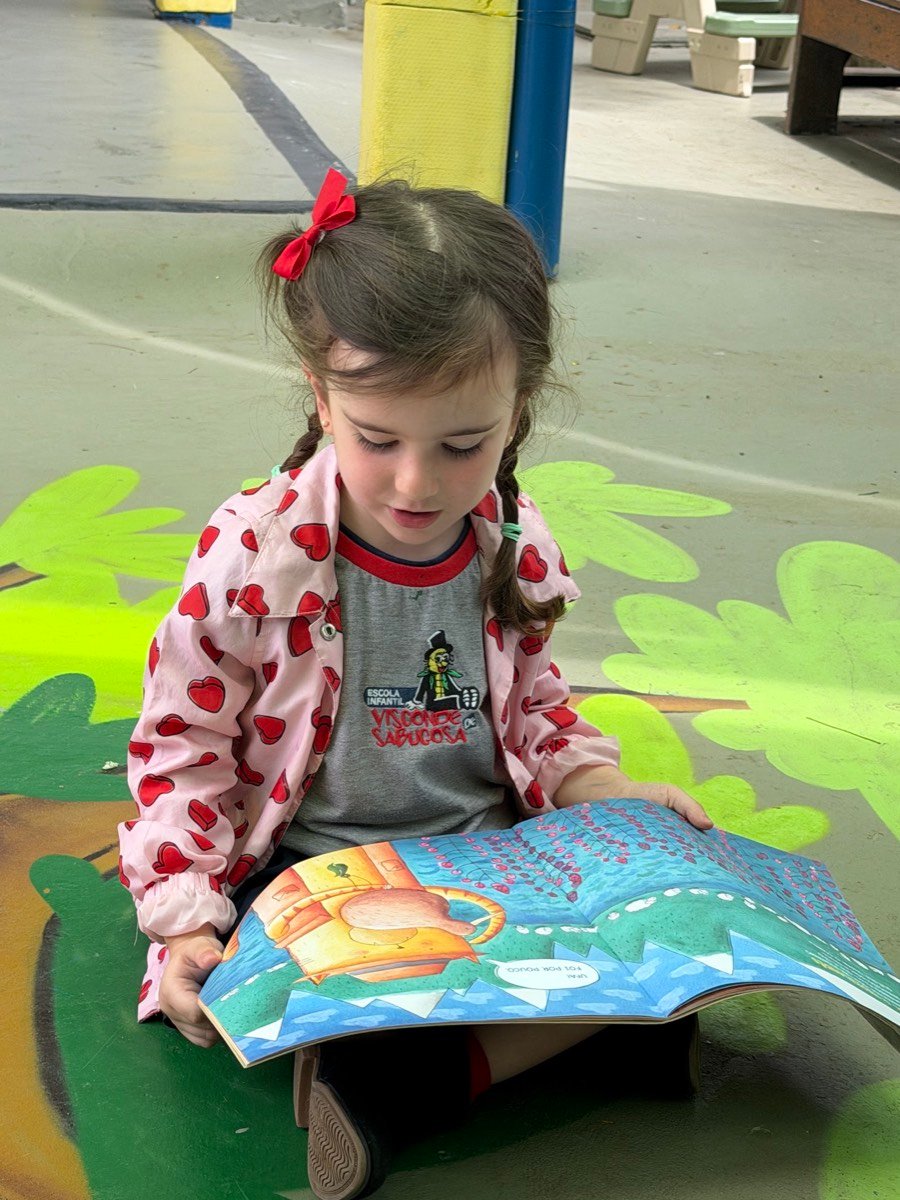 Criança lendo um livro