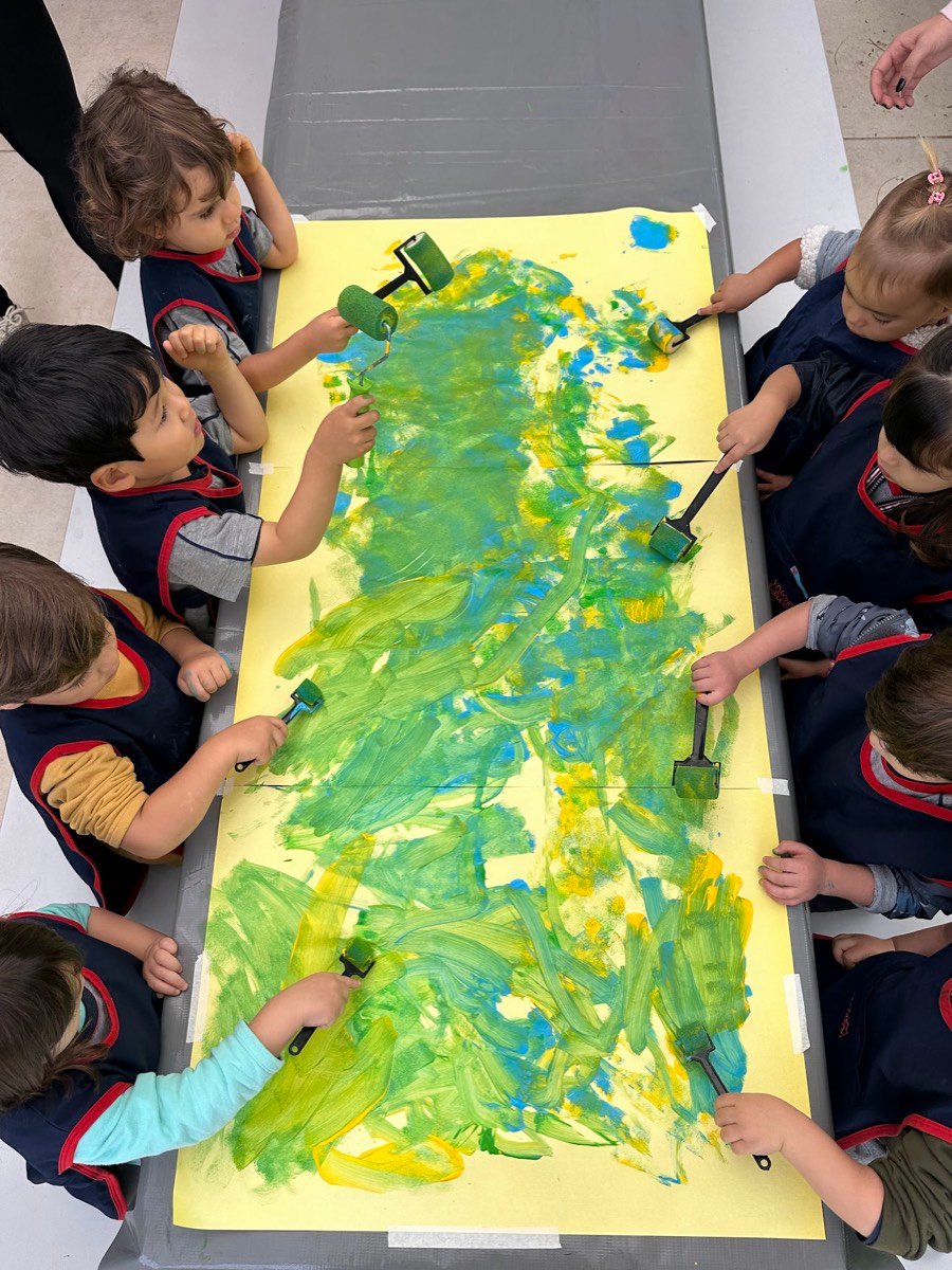 Crianças pintando