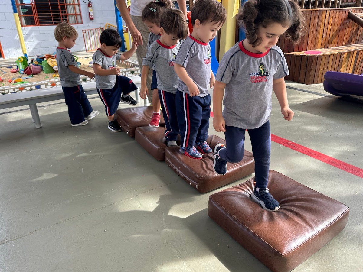 Crianças brincando com espaguetes de piscina